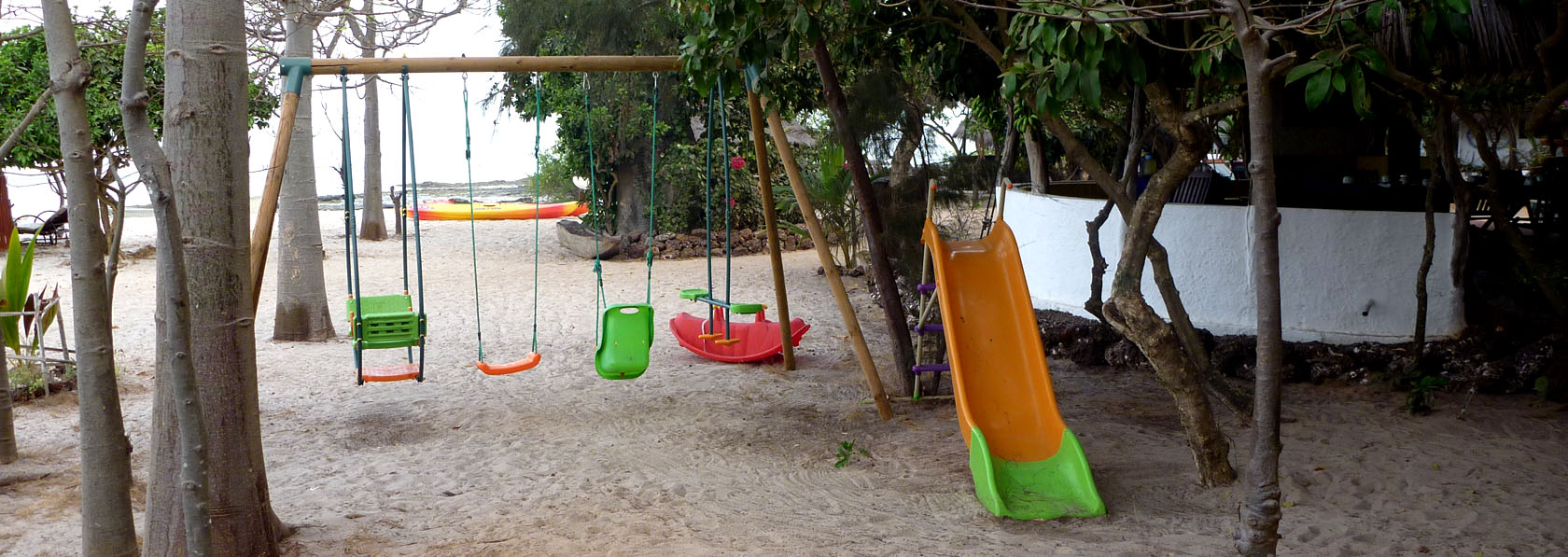 aire de jeux pour jeunes enfants avec balançoire face à la plage de kere