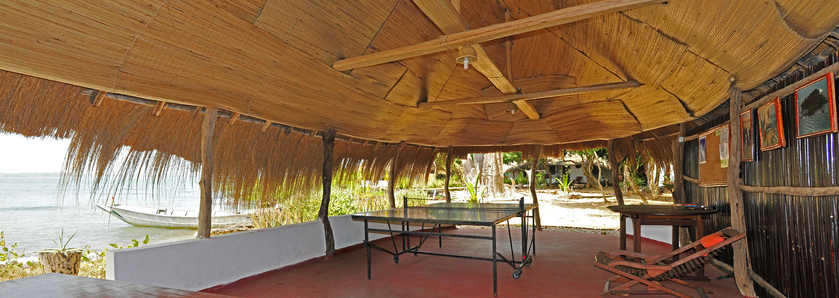 table de ping pong abrité sous une belle case style africain sur l ilot de kere