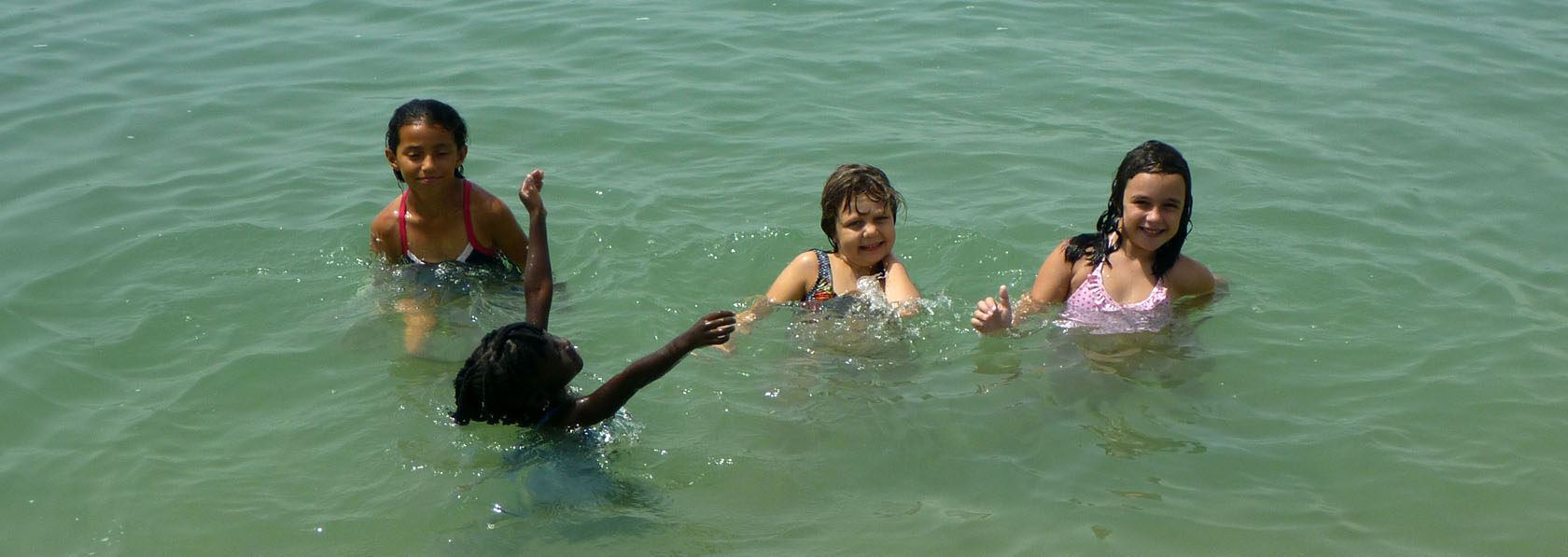 baignade sans danger avec les enfants qui jouent sous la surveillance de leurs parents