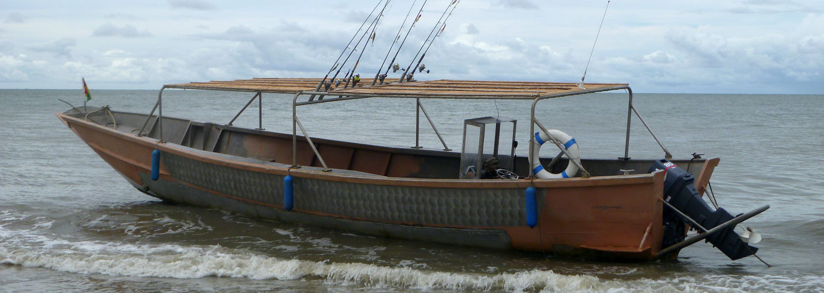 large et confortable bateau pour ecotourisme et peche