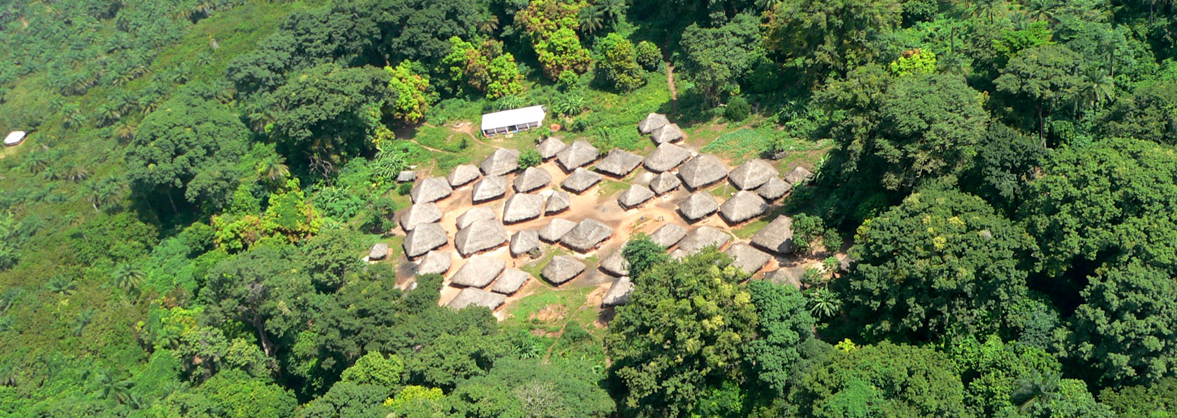 A aldeia de Binte e a sua escola vistas do céu, ao noroeste do Arquipélago dos Bijagós