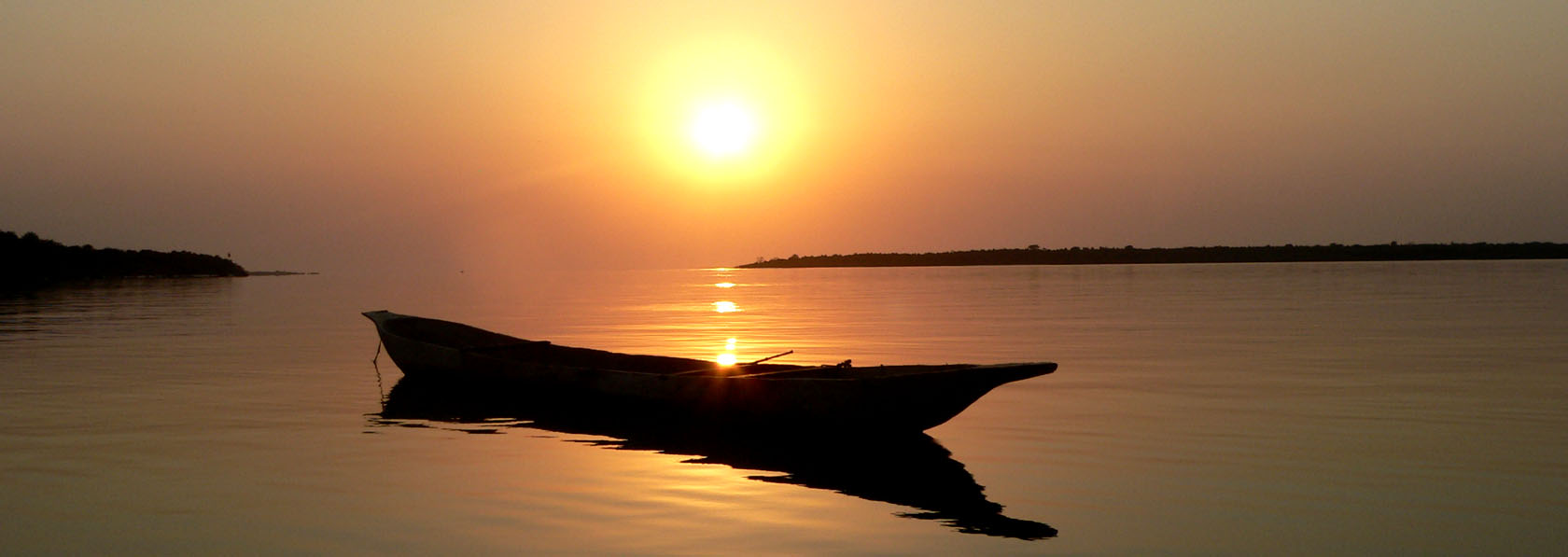 coucher de soleil sur la mer calme de l'archipel des bijagos