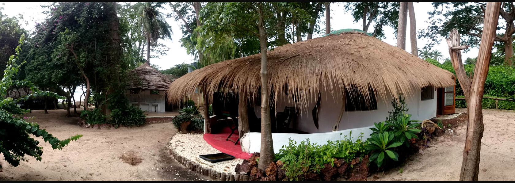 bungalow style africain confortable avec sanitaires privatifs