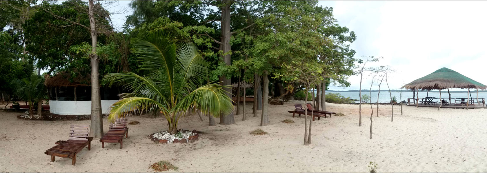 Uma praia linda de areia branca com coqueiros, no arquipelago dos bijagós