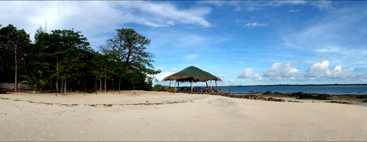 Praia de areia branca sobre o lhéu paradisiaco de Kéré.
