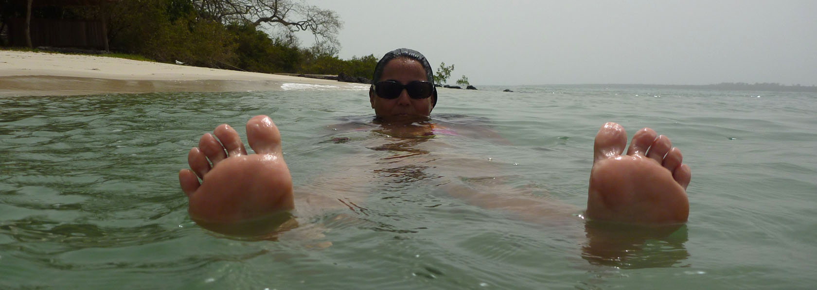 baigande au calme dans les eaux turquoise de kere
